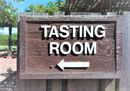picture of a tasing room sign on Vino Slush Wine Slushie Mix website